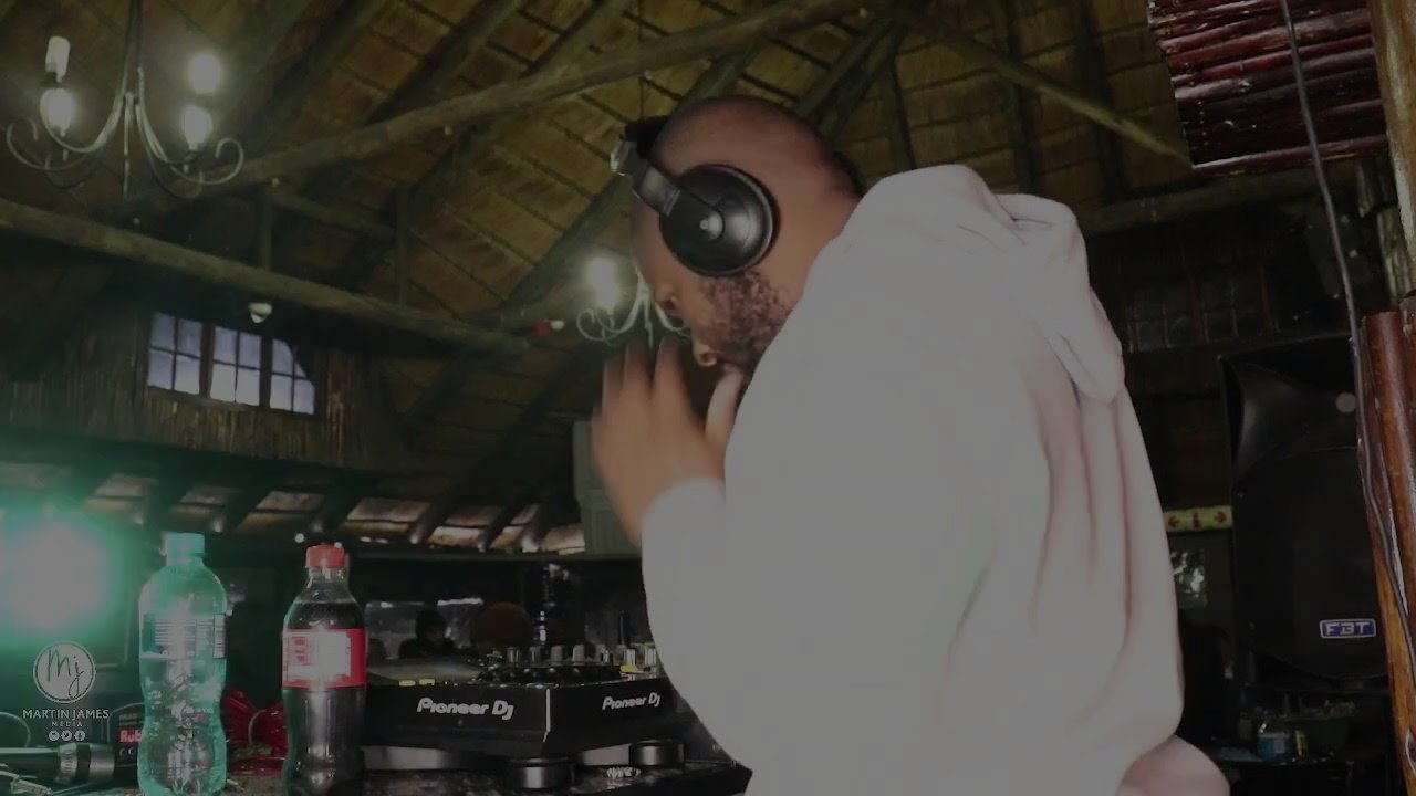 Computer - Mogodu Monday (Coconut Bar)