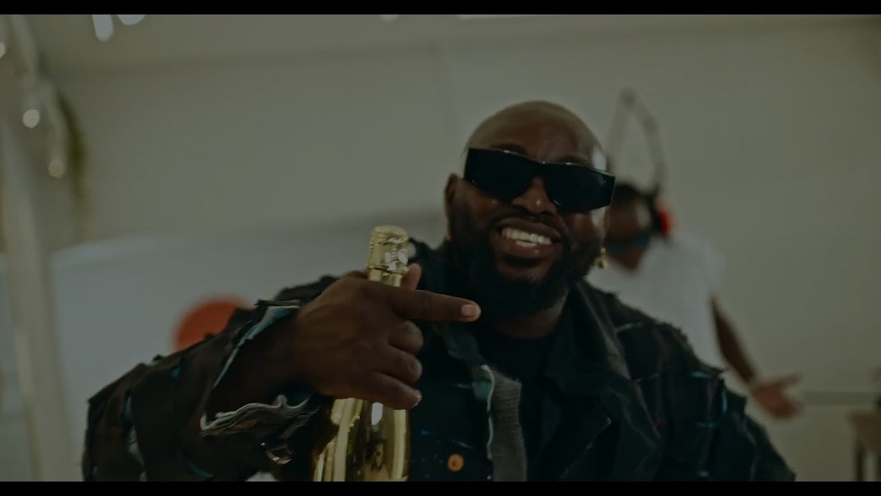 Classic Nova - Im a Hustler (feat. Mr. Bow)