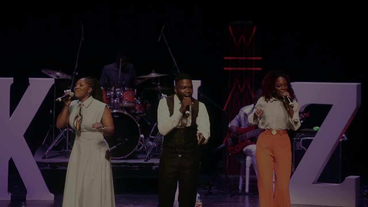 Bikiza Em Concerto - Mombo Waku (Concert Performance)
